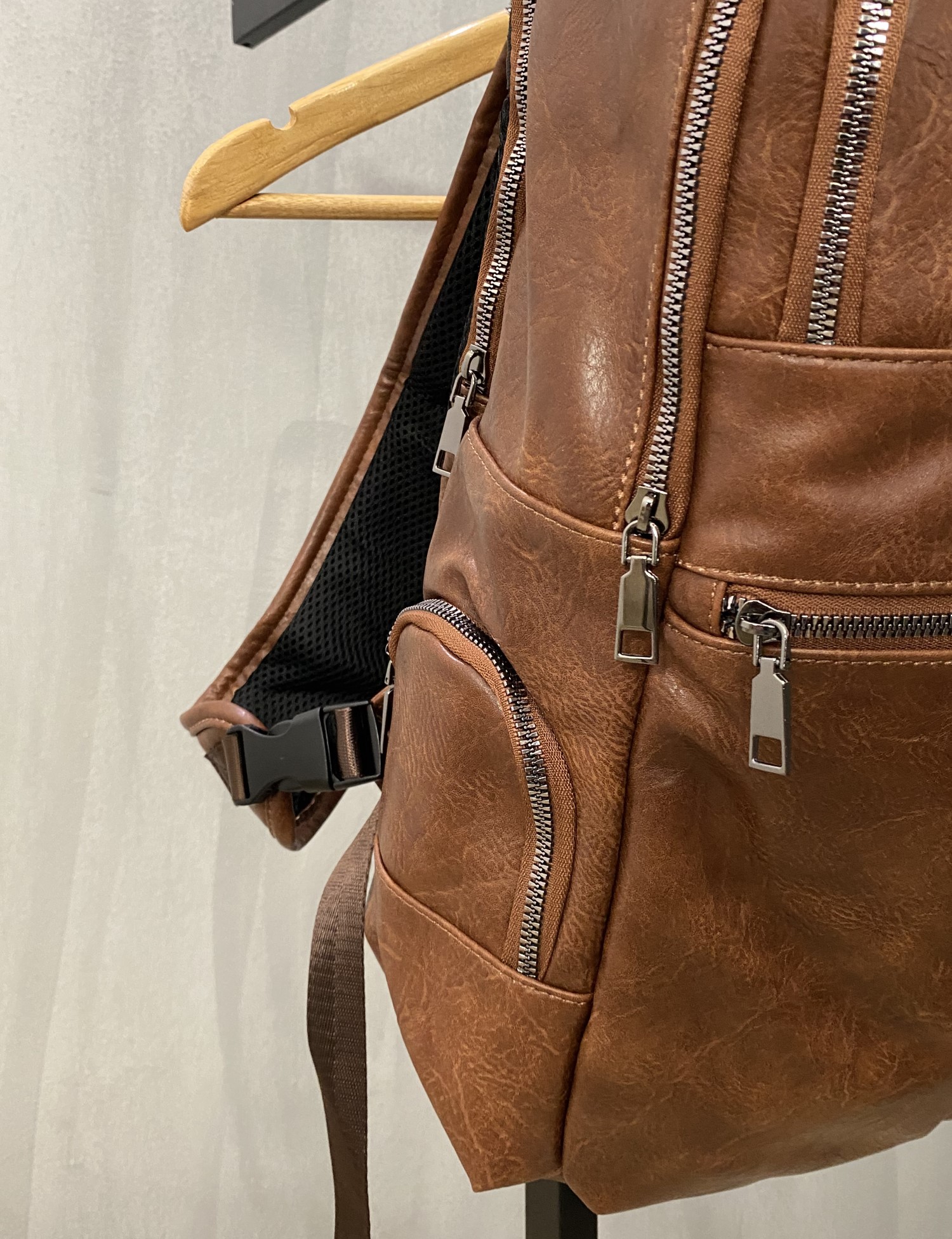 Ανδρικό ταμπά σακίδιο πλάτης με πολλαπλές θήκες B9640103T φωτογραφία